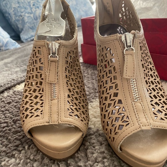 Heels - Picture 2 of 4